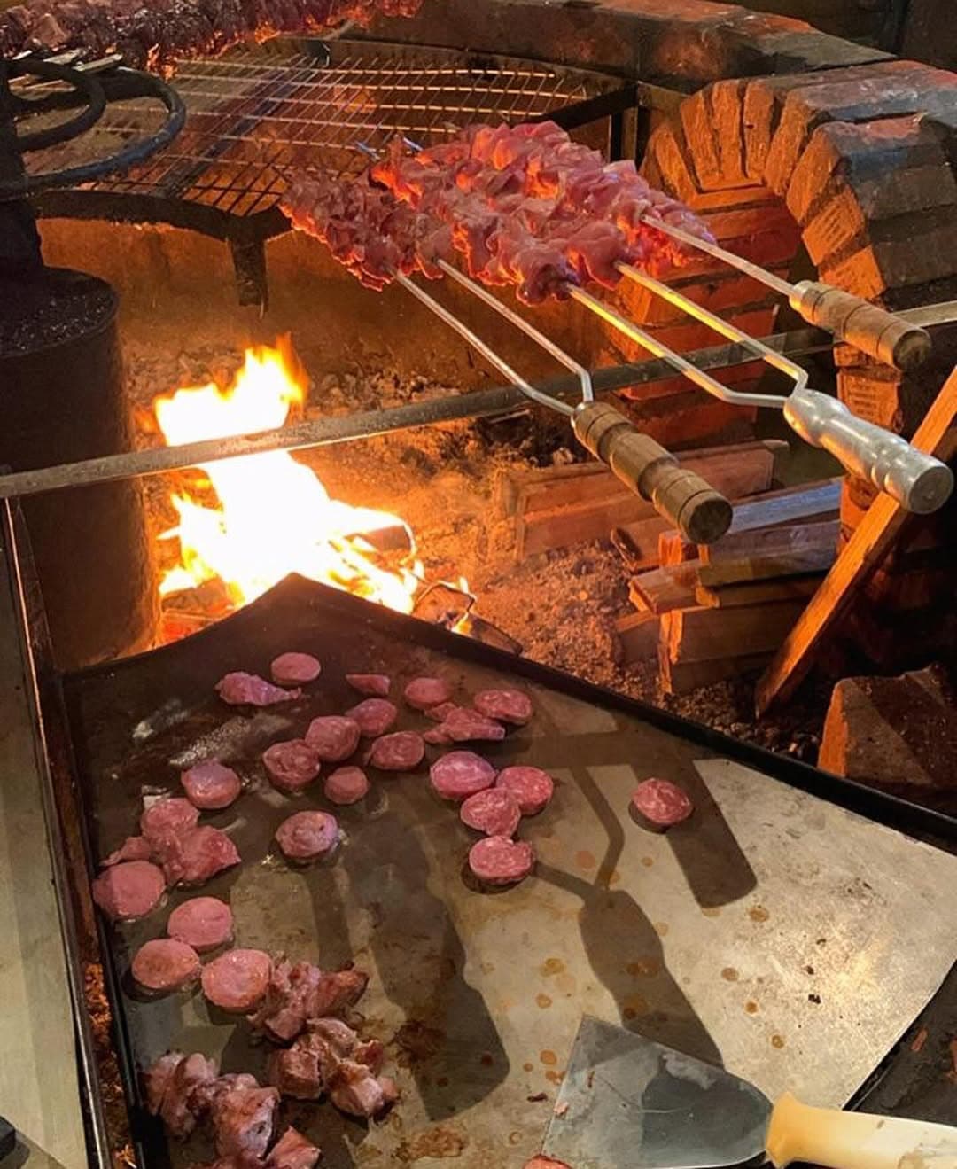 Churrasco assando na brasa, no fogo de chão da Invernada do Sol
