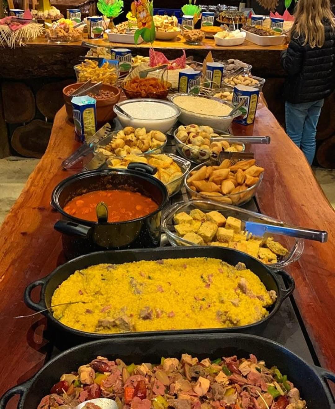 Mesa farta com pratos da Serra Catarinense para compartilhar