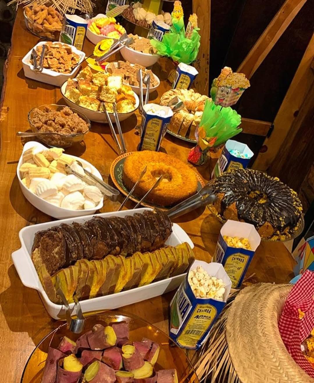 Fartura da mesa colonial da Invernada do Sol servida para a família